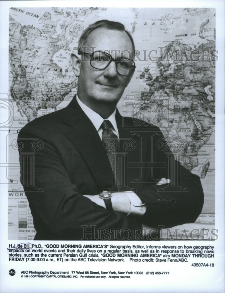 2001 Press Photo H.J. De Blij, Ph.D Geography Editor - RRU07991 - Historic Images