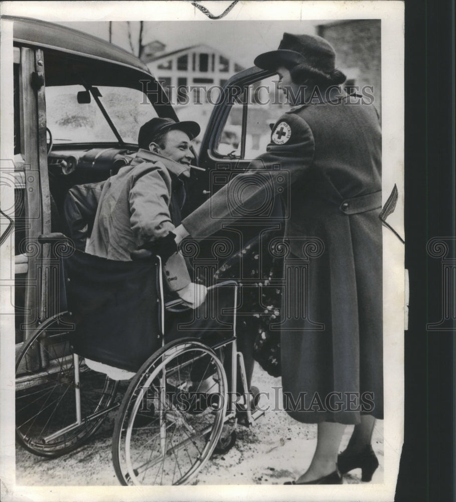 1950, Red Cross Volunteer Helps Wounded Vet - RRU08217 - Historic Images