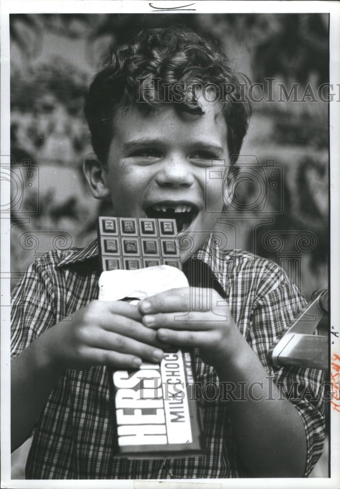 1982 Press Photo Hershey Candy Bar - RRU08345 - Historic Images