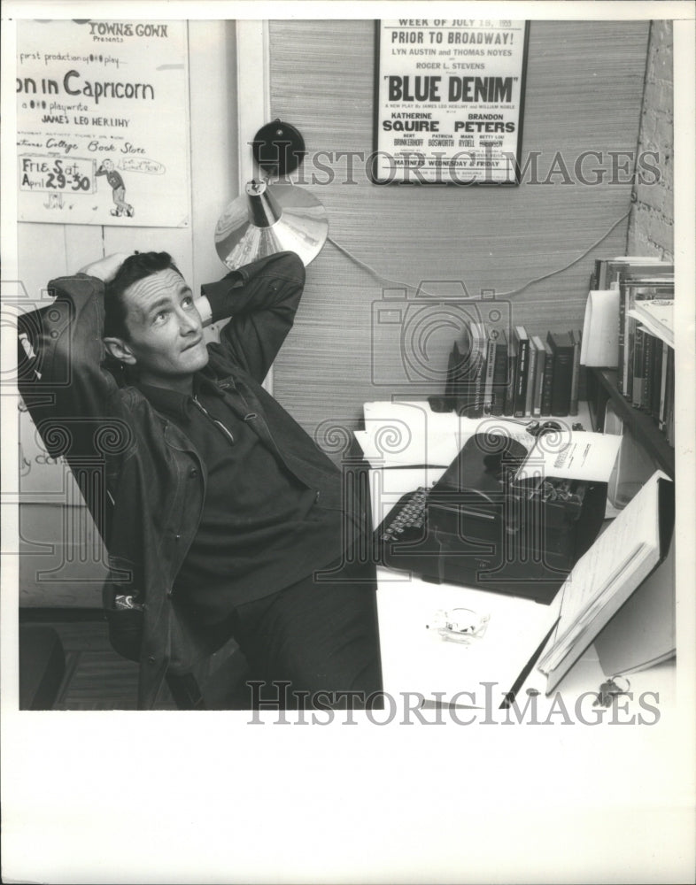 Press Photo Worker Detroit News Reference Department - RRU08419 - Historic Images