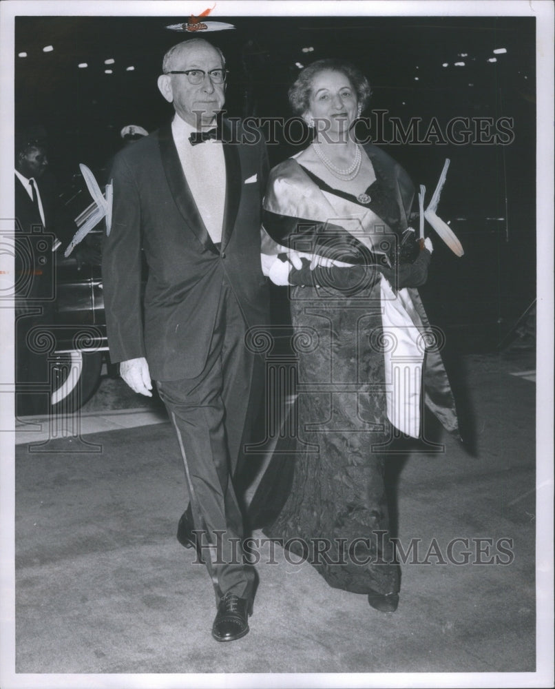 1963 Press Photo Mr. Israel Himelhoch escorts wife - Historic Images