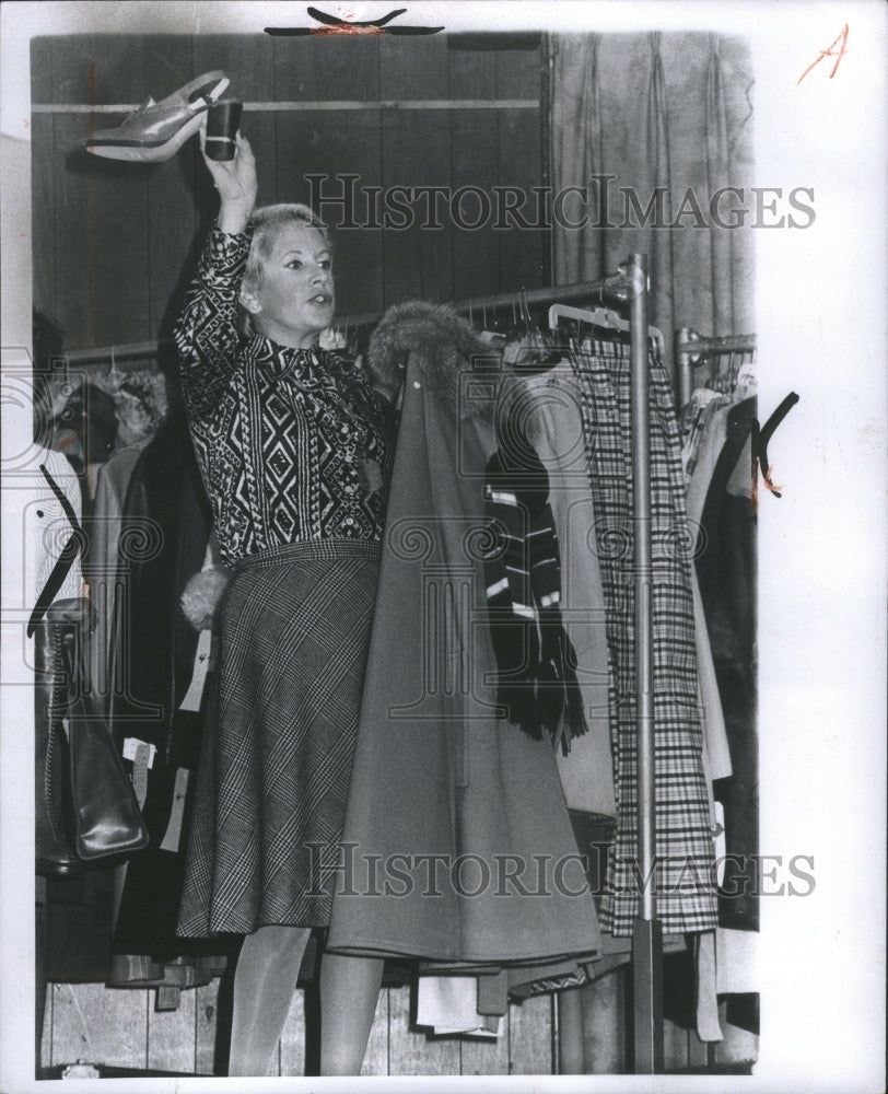 1974 Press Photo Mrs Charles Himelhoch @ Clothing Store - Historic Images