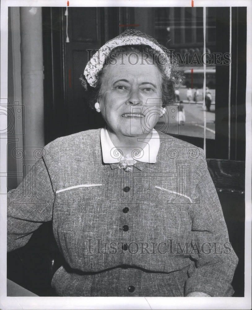 1956 Press Photo Gwen Davis Mayor Secretary Secretary - RRU08803 - Historic Images