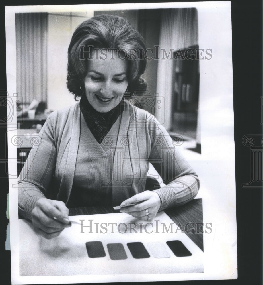 1974 Press Photo Mary Jo Walsh Color Cards - RRU09211 - Historic Images