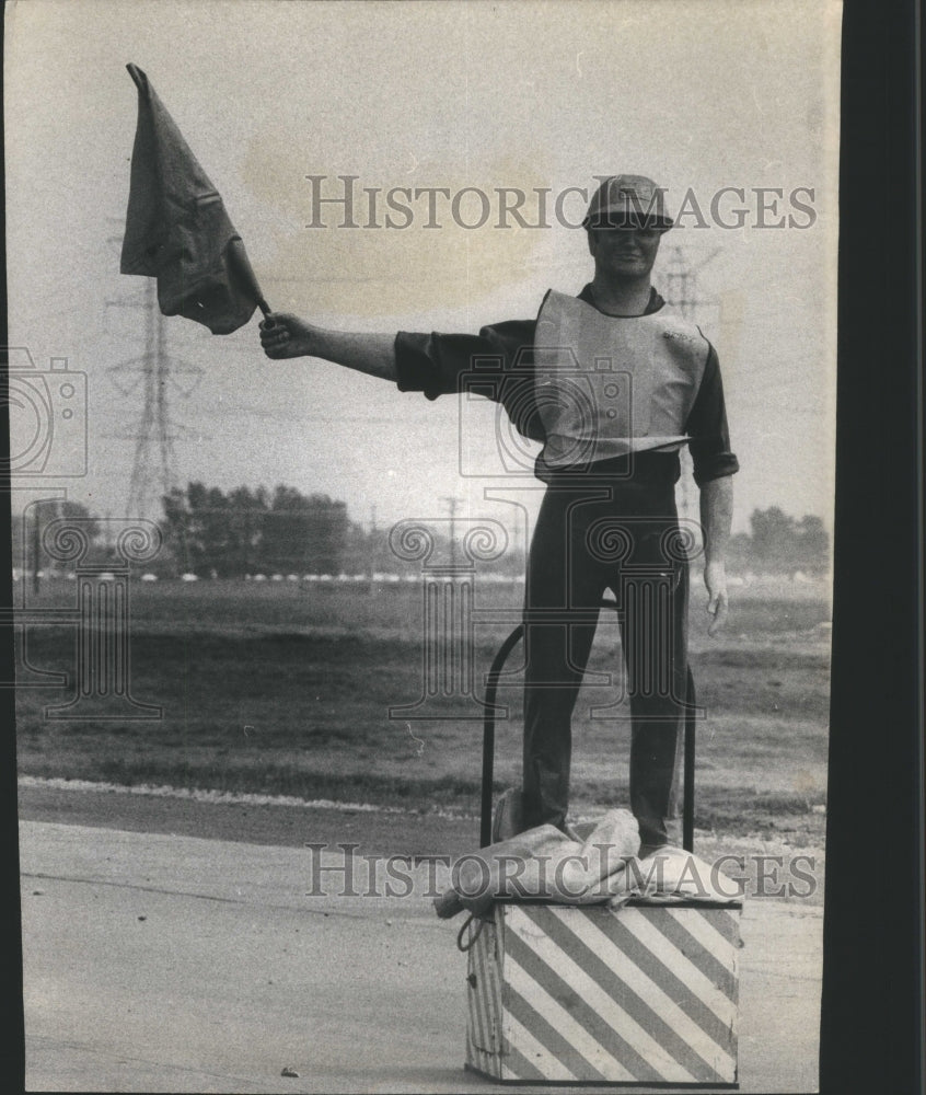 1972 Press Photo Mechanical Flagger Robot I-90 - RRU09367 - Historic Images