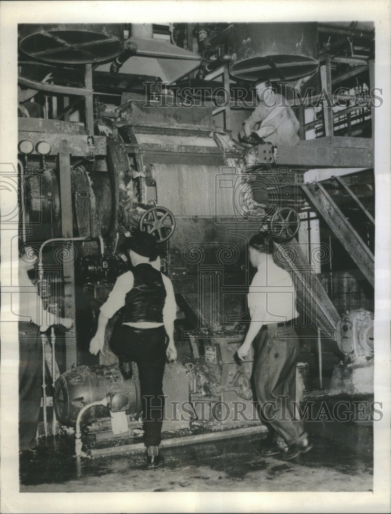 1942 Press Photo Synthetic Rubber Production Begins - Historic Images