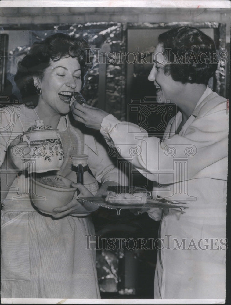 1948 Press Photo Prudence Penny/Kay Selvin sample cake - RRU09969 - Historic Images