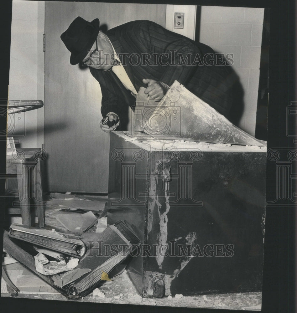 1965 Officer Johnny Bell Police Crime Lab - Historic Images