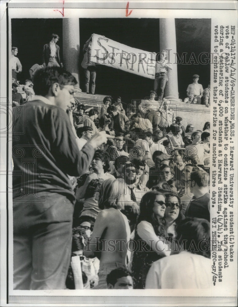 1969 Harvard University Students Strike - Historic Images