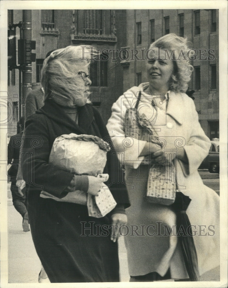 WInd1966 Press Photo Two Women Windblown Chicago - Historic Images