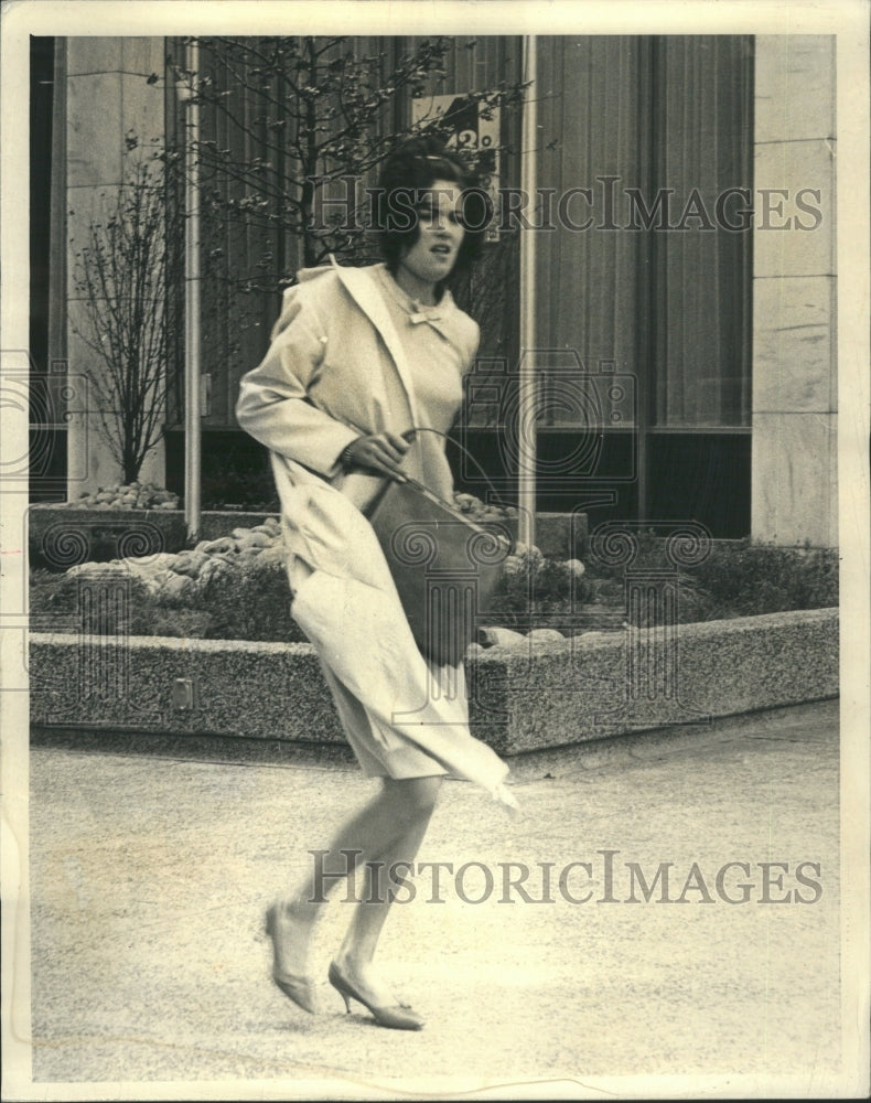 1966 Press Photo Chicago Michigan Av Pedestrians Wind - Historic Images