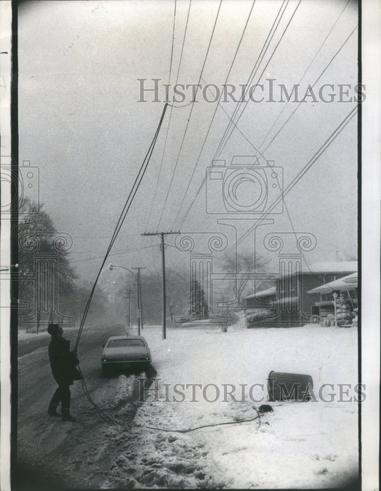 1974 Press Photo Fireman Wind Storm Power Lines Chicago - RRU13813 - Historic Images