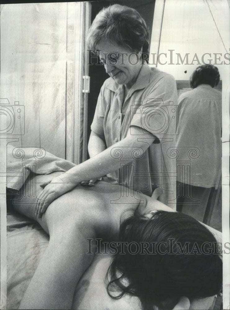 1976 Press Photo Evelyn Graffsma Masseuse massage - RRU13939 - Historic Images