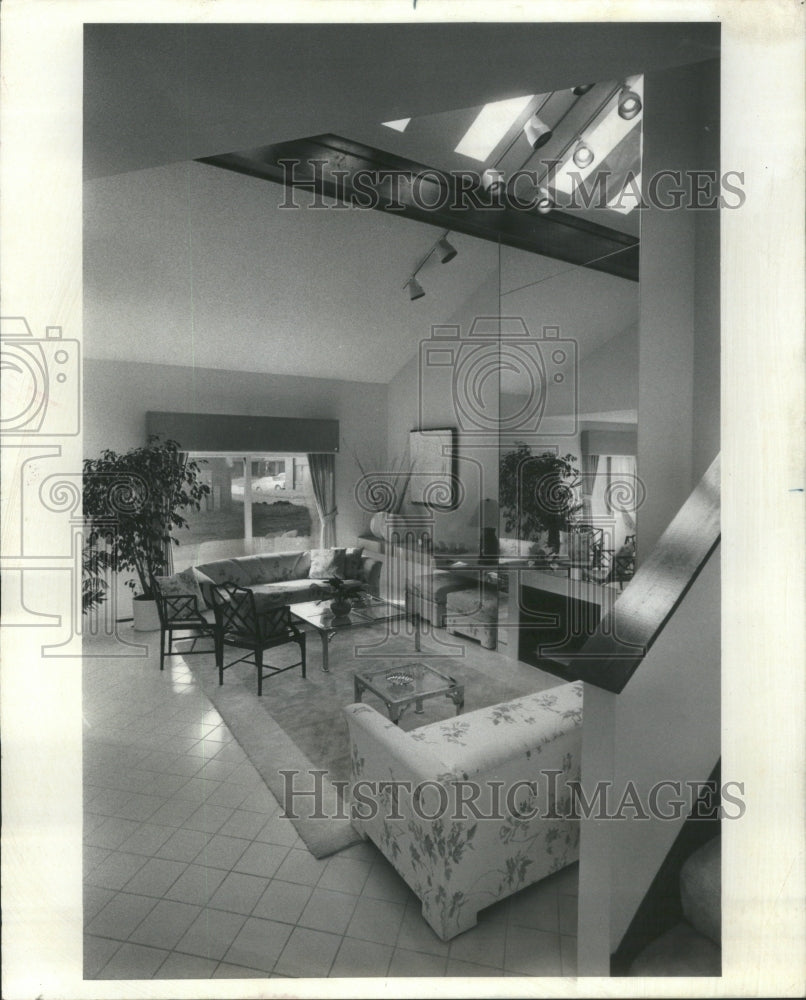 1984, &quot;downtown&quot; style decor in suburbs - RRU13959 - Historic Images