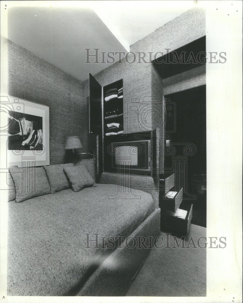 1982 Living room decoration - Historic Images