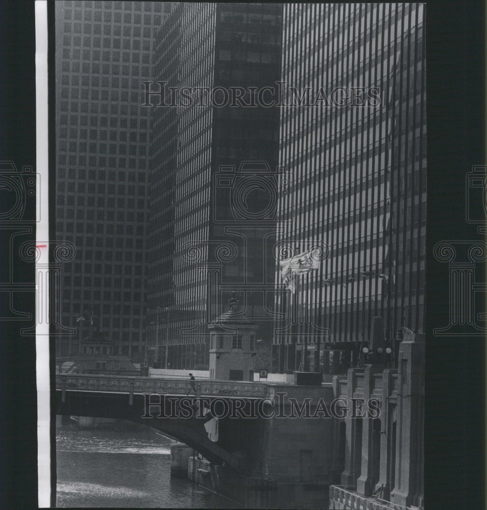 1975 Press Photo Structures Chicago River Buildings - Historic Images