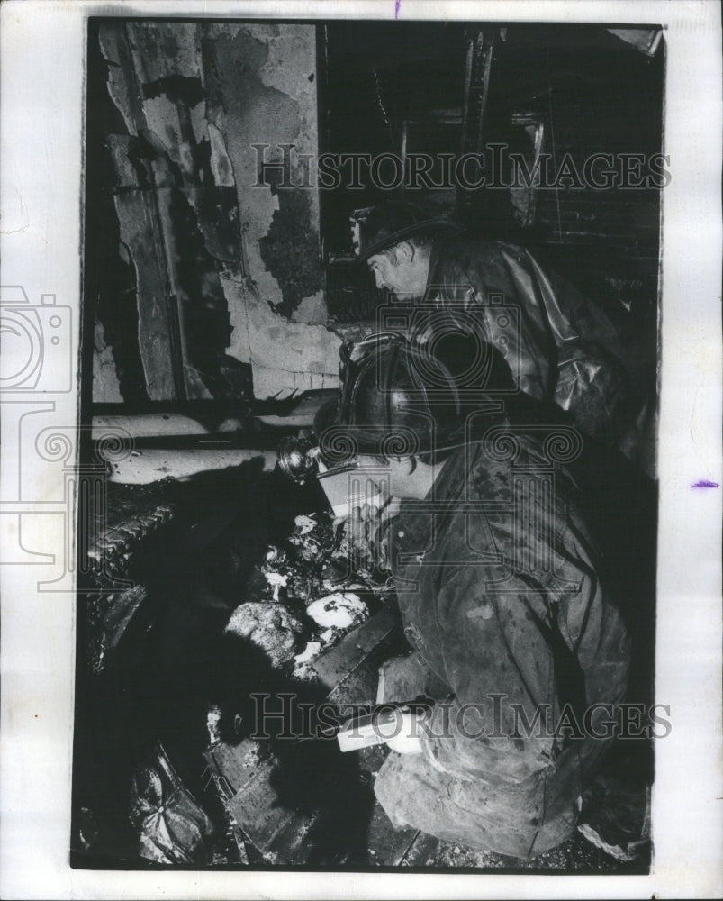 1975 Press Photo Fire Department Paul Cale Jack Bailey - RRU14015 - Historic Images