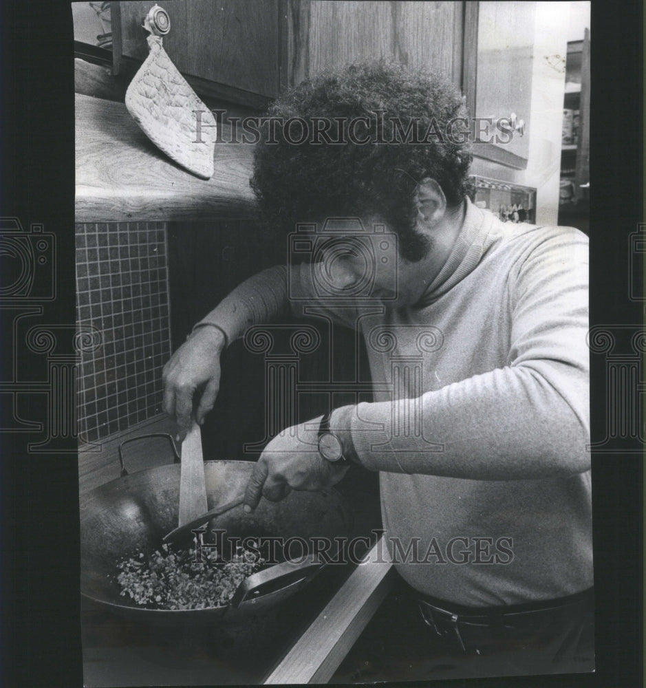 1973 Press Photo Ronald Grossman Stir Fry Chef Chinese - Historic Images