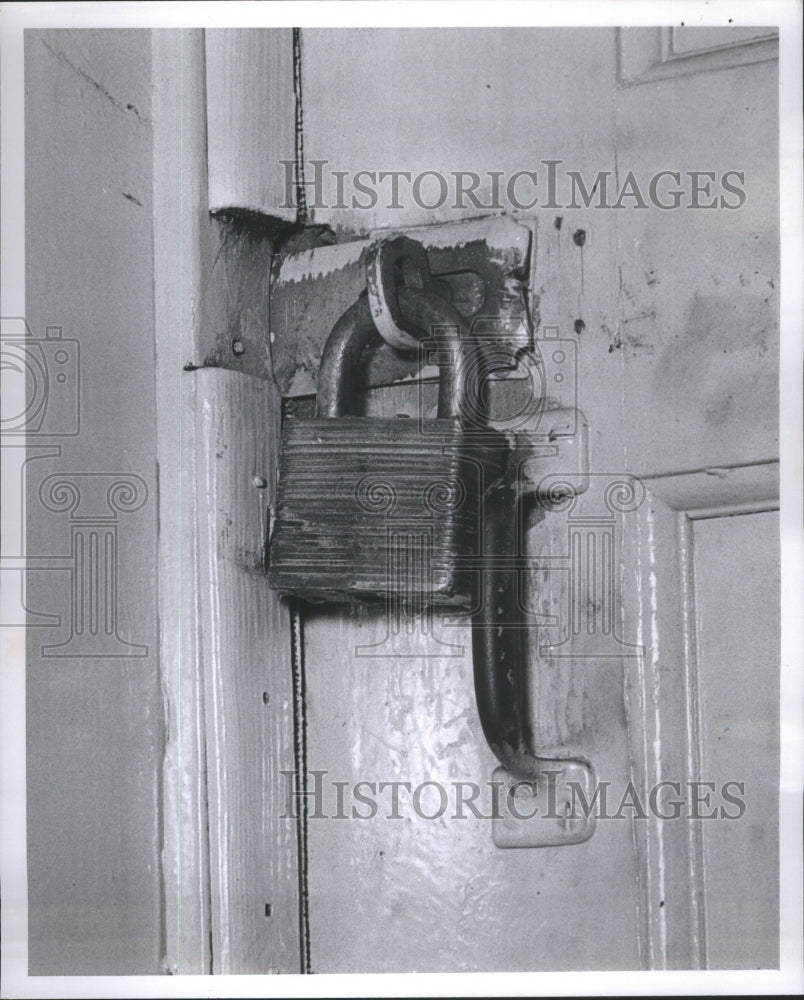 1960 Press Photo Dunne&#39;s Lounge Door Lock Gambling Raid - Historic Images