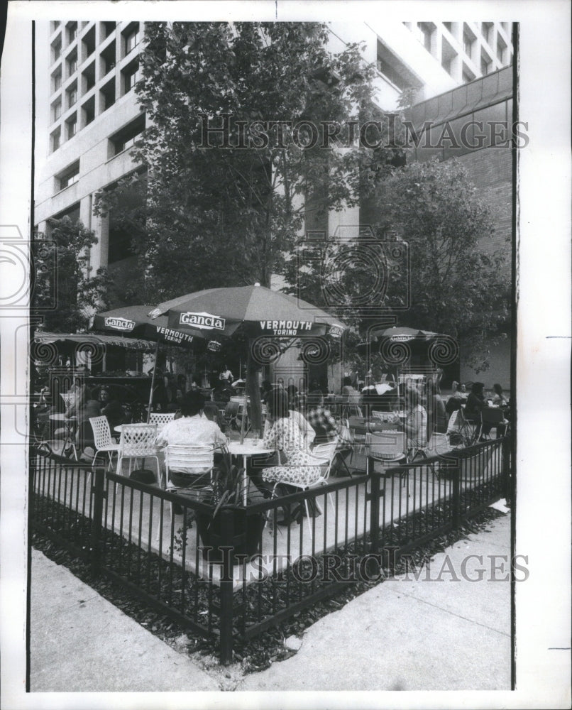 1975 Press Photo Newberry Plaza People Eating Outside - Historic Images