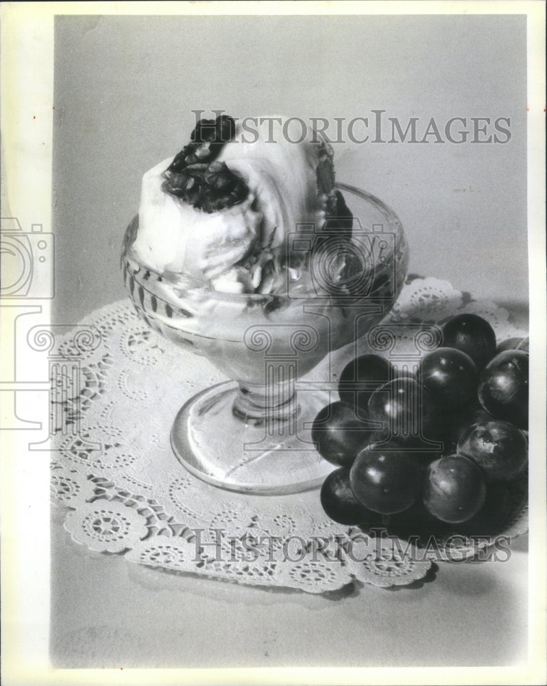 1986 Walnut Red Grapes Vanilla Ice Cream - Historic Images