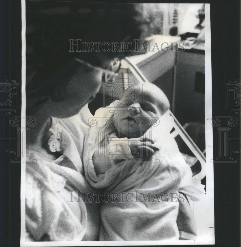 1977 Press Photo Resurrection Hospital Patient Baby - RRU14787 - Historic Images