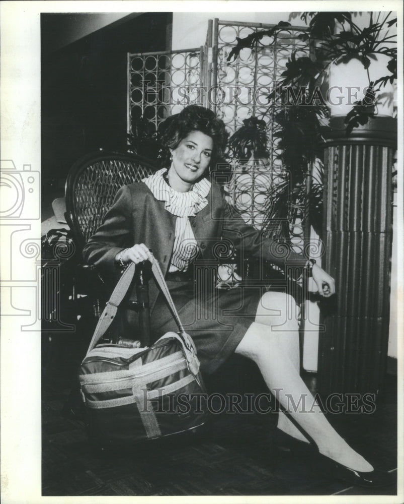 1982 Press Photo Woman at her class reunion - Historic Images