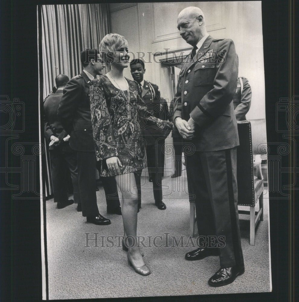 1969 Linda Sims Oscar Wall ROTC Chicago - Historic Images