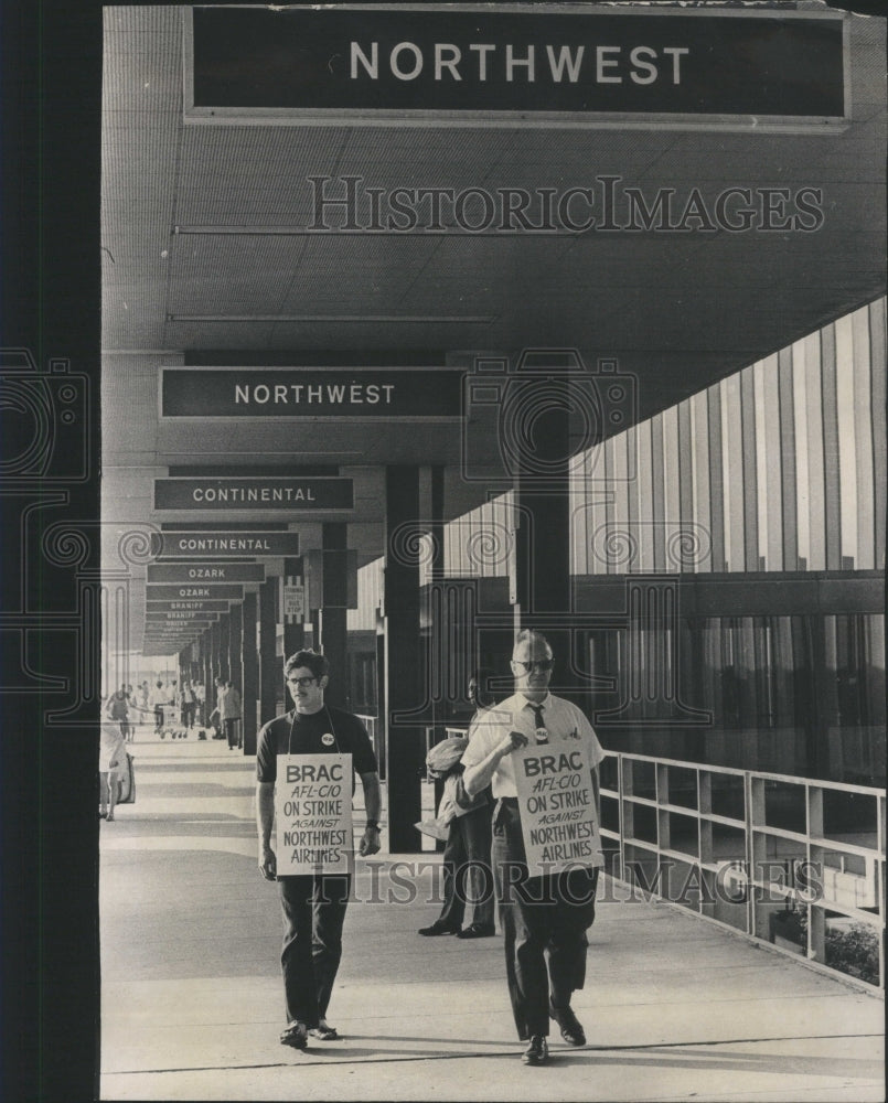 1970, Northwest Airline Terminal Strike - RRU15121 - Historic Images