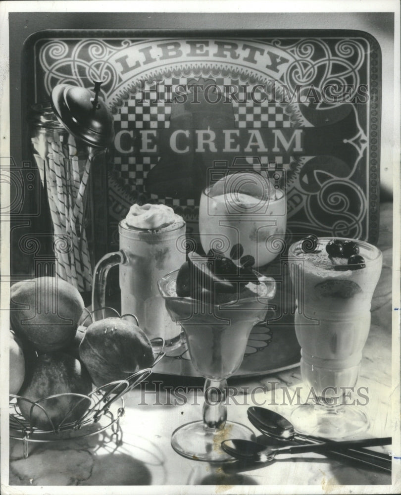 1975 Press Photo Peach ice cream combination fruit - RRU15217 - Historic Images