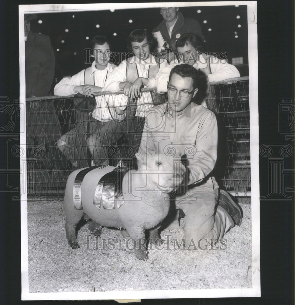 1957 Press Photo John Judy with &#39;OSU 953&#39;at Stock Show - RRU15337 - Historic Images