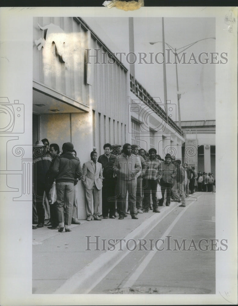 1983 Press Photo Greyhound Garage Striking Amelgamated - RRU15459 - Historic Images