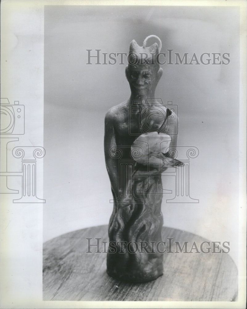 1983 Press Photo Deviled Shrimp Held By Statue - Historic Images