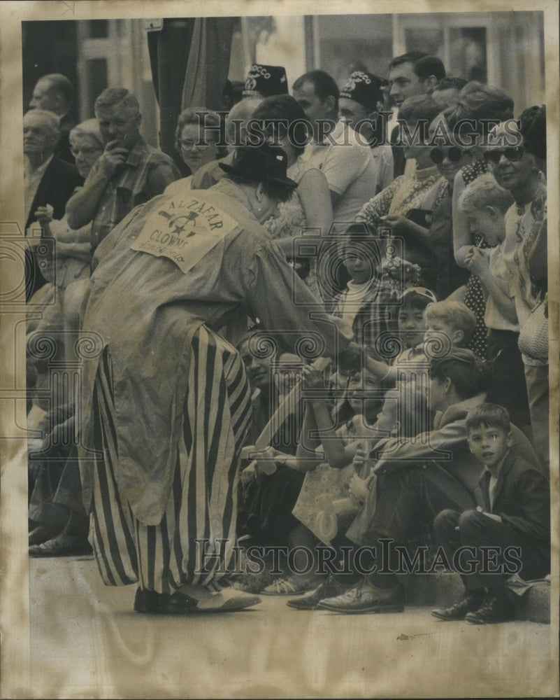 1968 Press Photo Processing kids Watching Clowns - RRU15557 - Historic Images