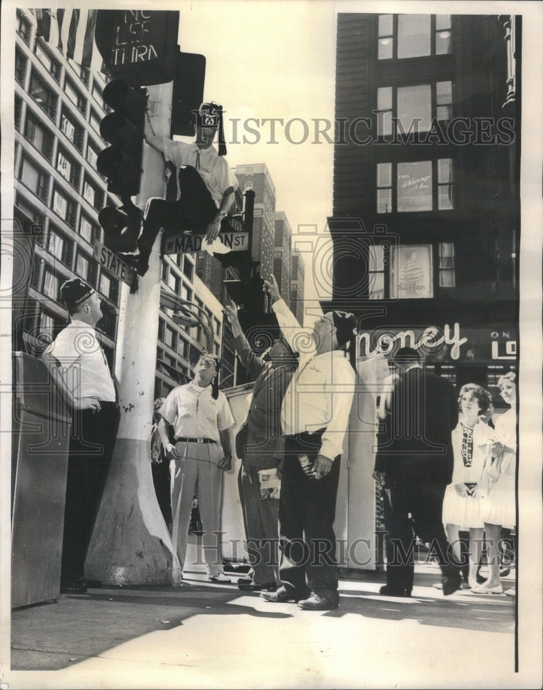 1963 Shriner Willie Bax cleans street signs - Historic Images