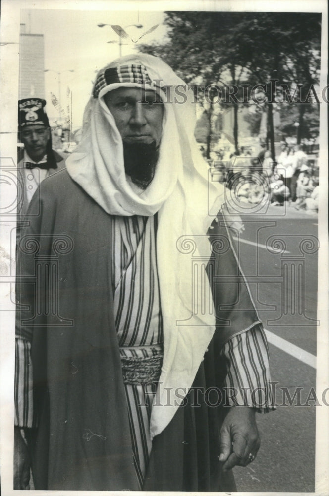 1963 Press Photo Face-framing Arabic headgear at parade - RRU15617 - Historic Images