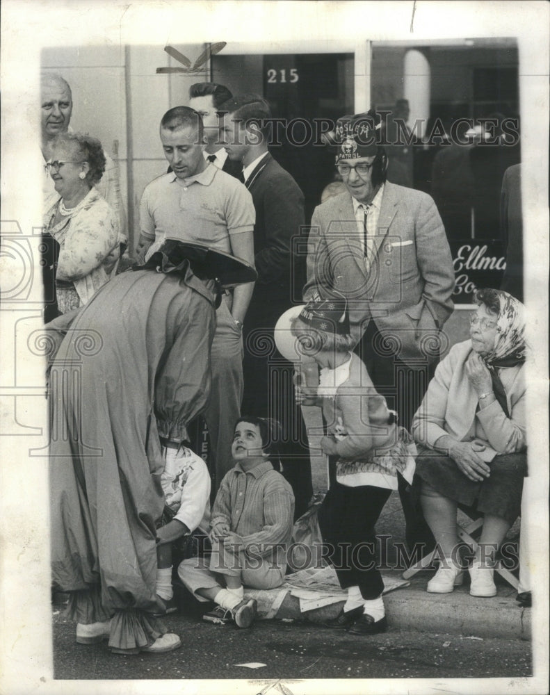 1963 Shrine clowns chat with youngsters - Historic Images