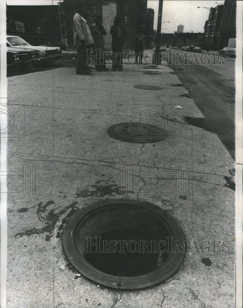 1976 Press Photo Man Falls Into Manhole North Franklin - RRU15639 - Historic Images