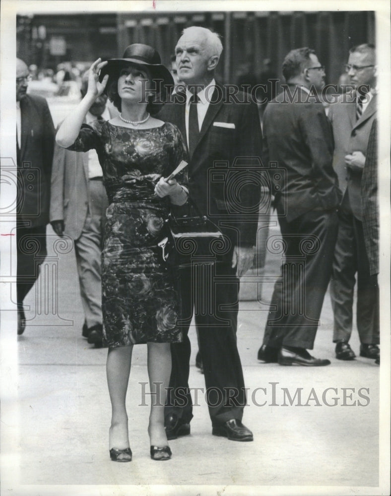 1965 Press Photo Couple Walking US Courthouse Detroit - Historic Images