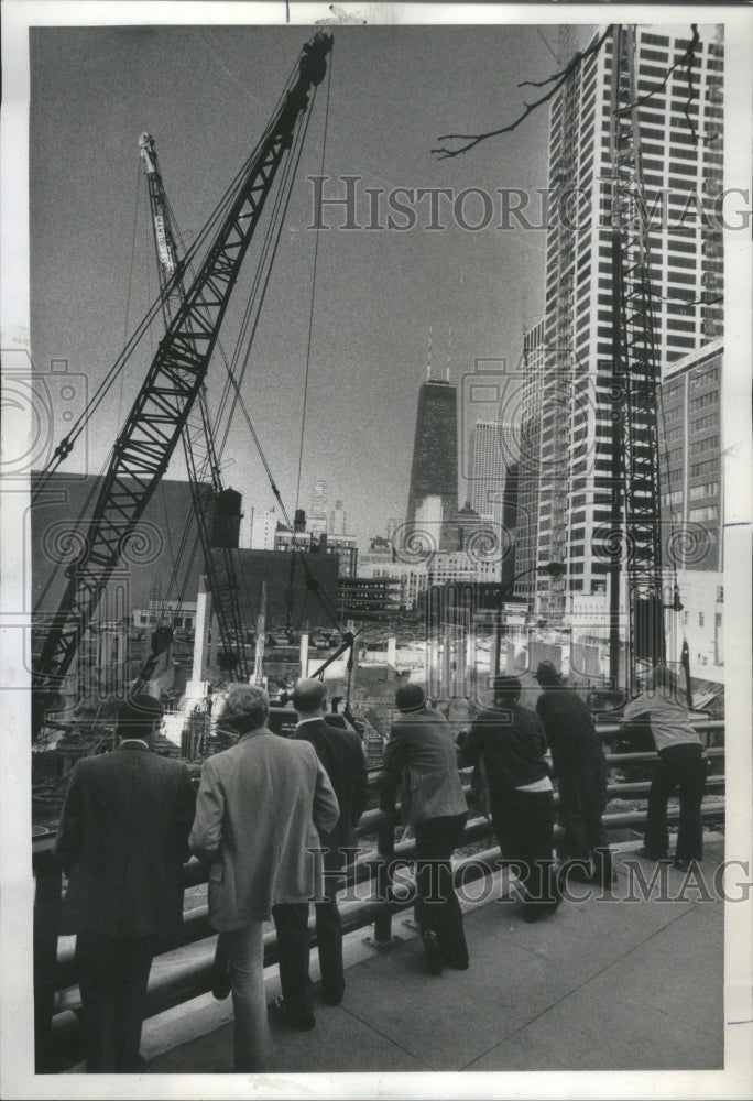 1975 Press Photo Sidewalk Superintends Construction ST - RRU15663 - Historic Images