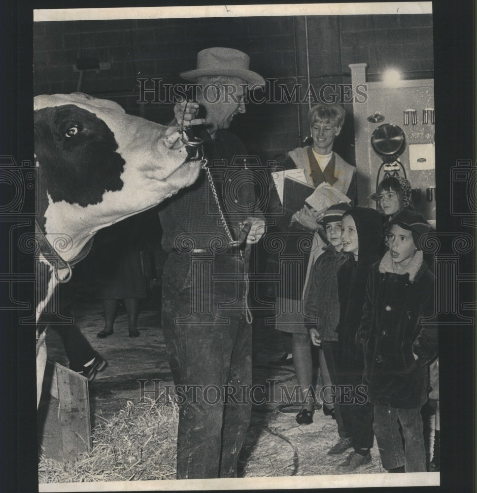 1967 Press Photo Stock Show Children visit livestock - RRU15759 - Historic Images