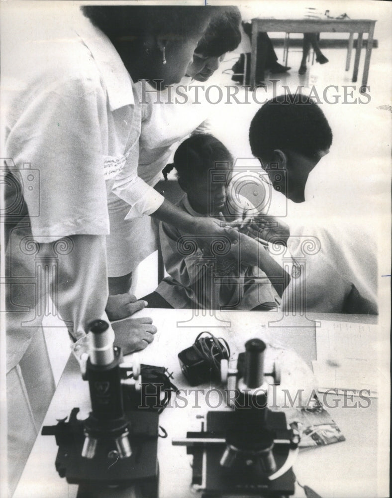 1971 Press Photo Pupil Penn Elementary Sickle Cell Test - RRU15931 - Historic Images