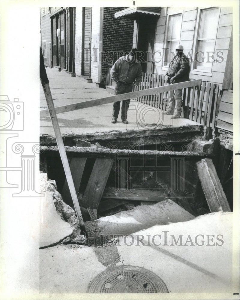 1987 Press Photo Hole Vaulted Collapsed Sidewalk Worker - RRU15983 - Historic Images