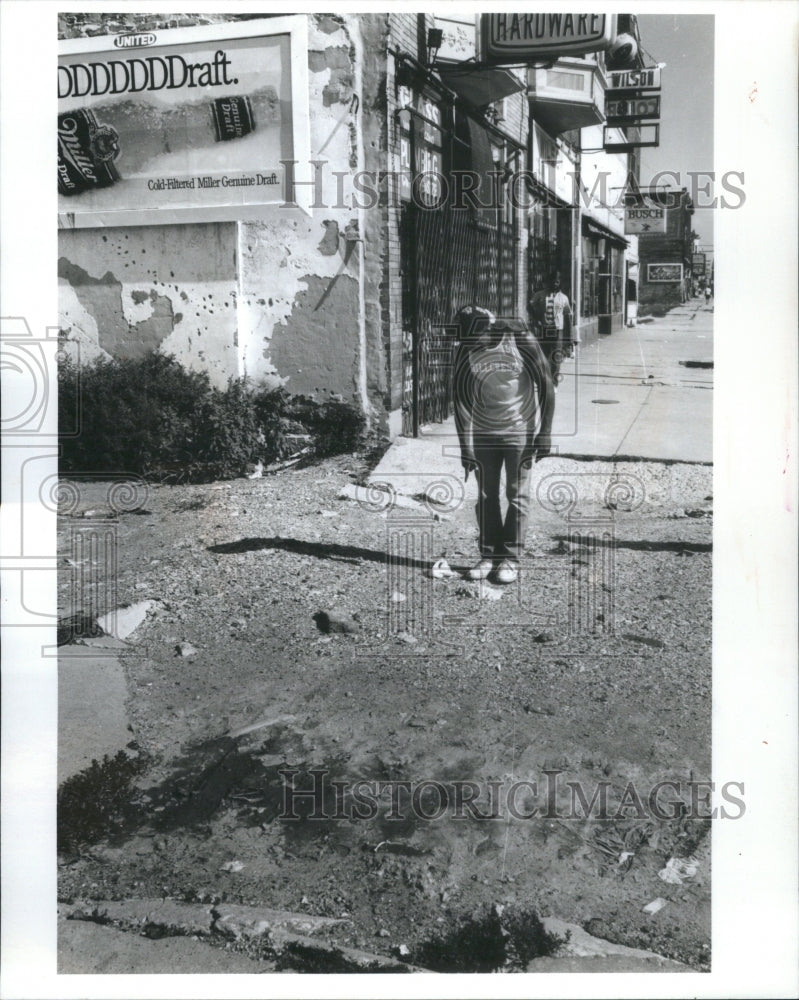 1990 Press Photo Michael Johnson Damaged Sidewalk - RRU16003 - Historic Images