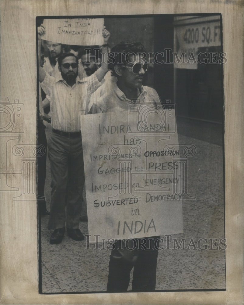 1975 Press Photo Picketers Michigan Indian Tourist - RRU16127 - Historic Images