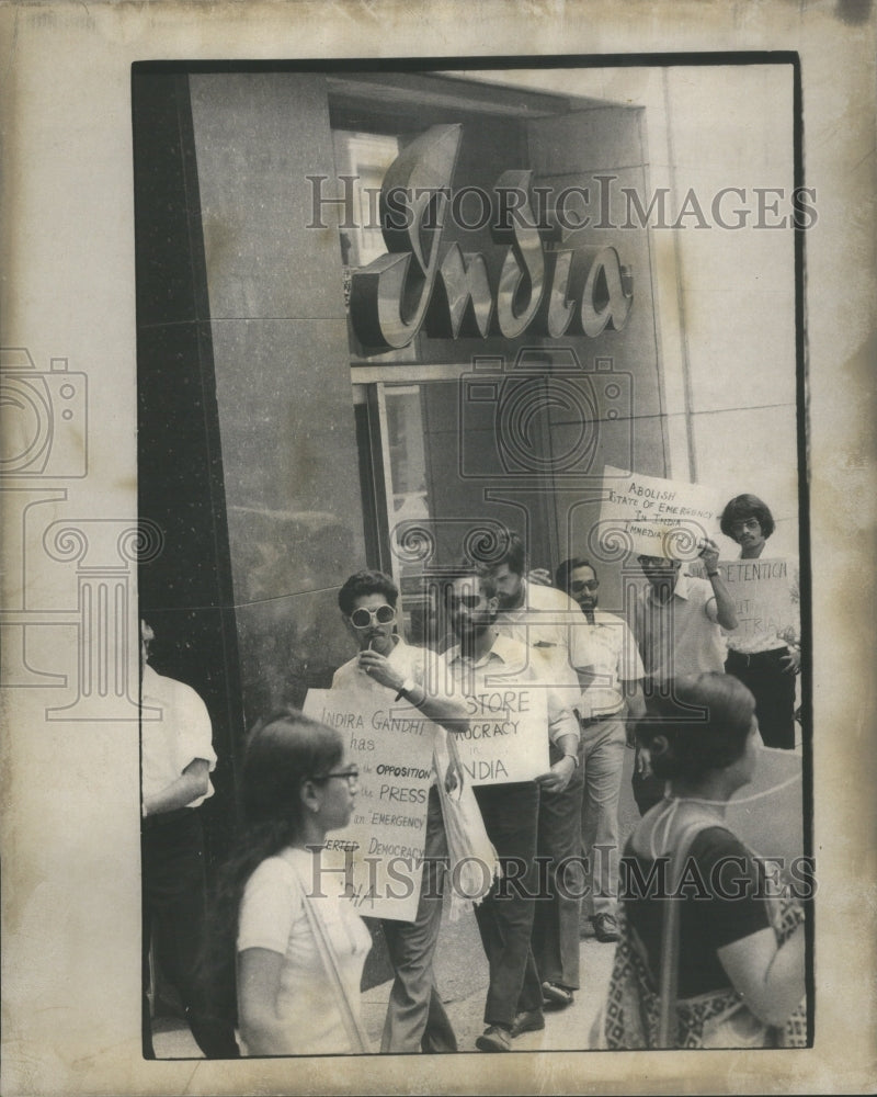 1975 Press Photo Picket Demonstration March India Tour - RRU16133 - Historic Images