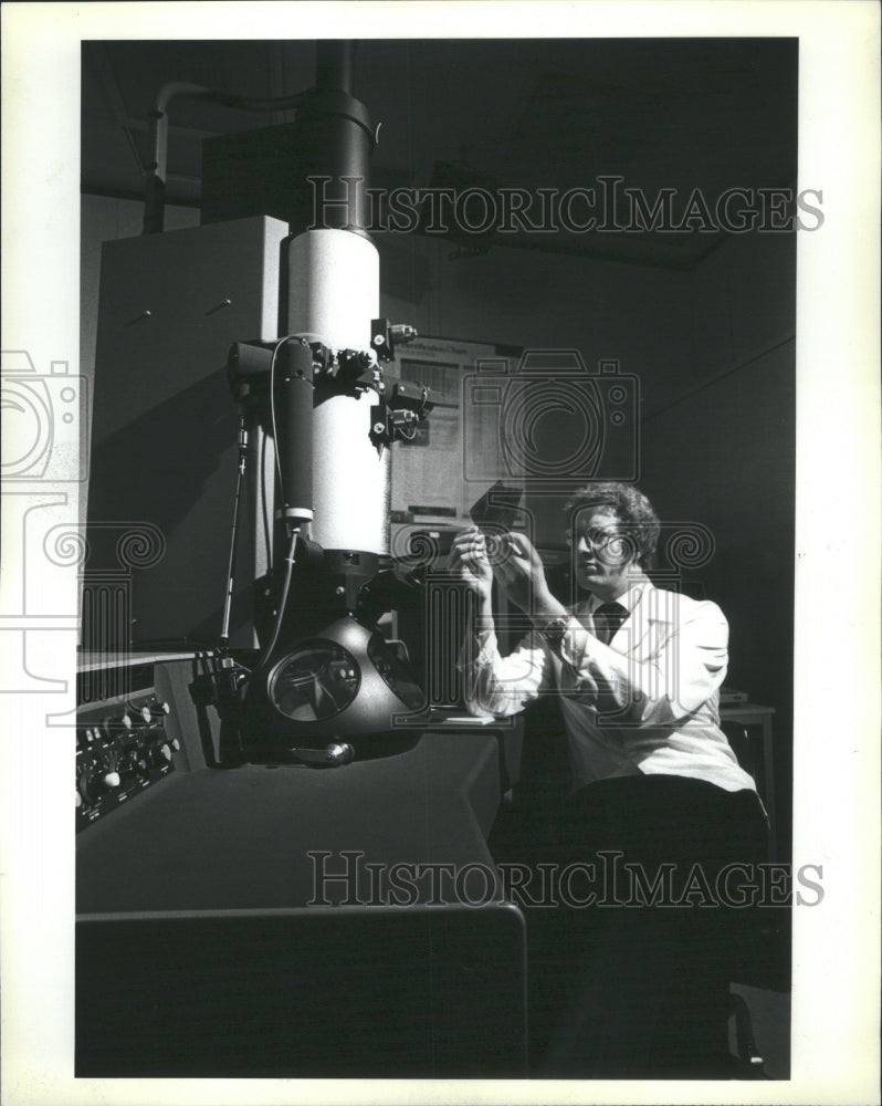 1980 Peter Southwick Electron Microscope - Historic Images