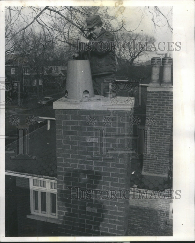 1973 Press Photo Chimney Cleaner John V Mills Chicago - RRU16277 - Historic Images