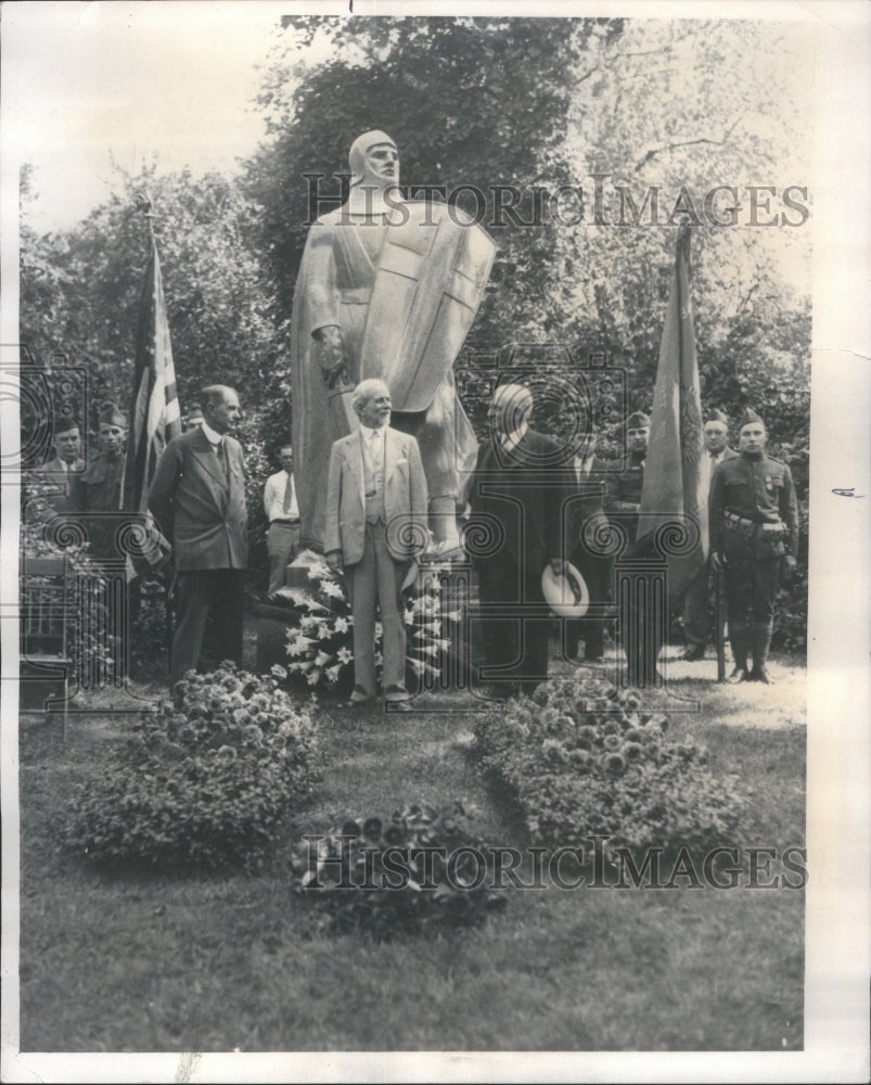 1975 Press Photo Victor F Lawson Statue Design Cursader - Historic Images