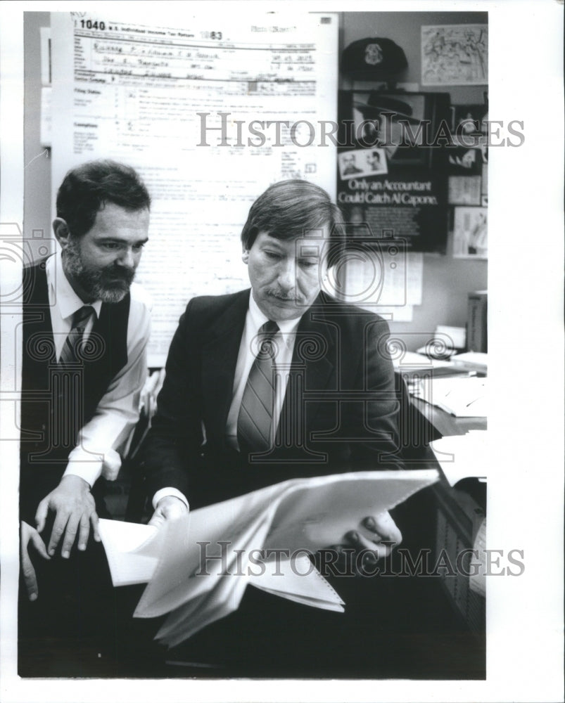 1991 Press Photo Special Agents Bill Doukas Paper Dog - Historic Images